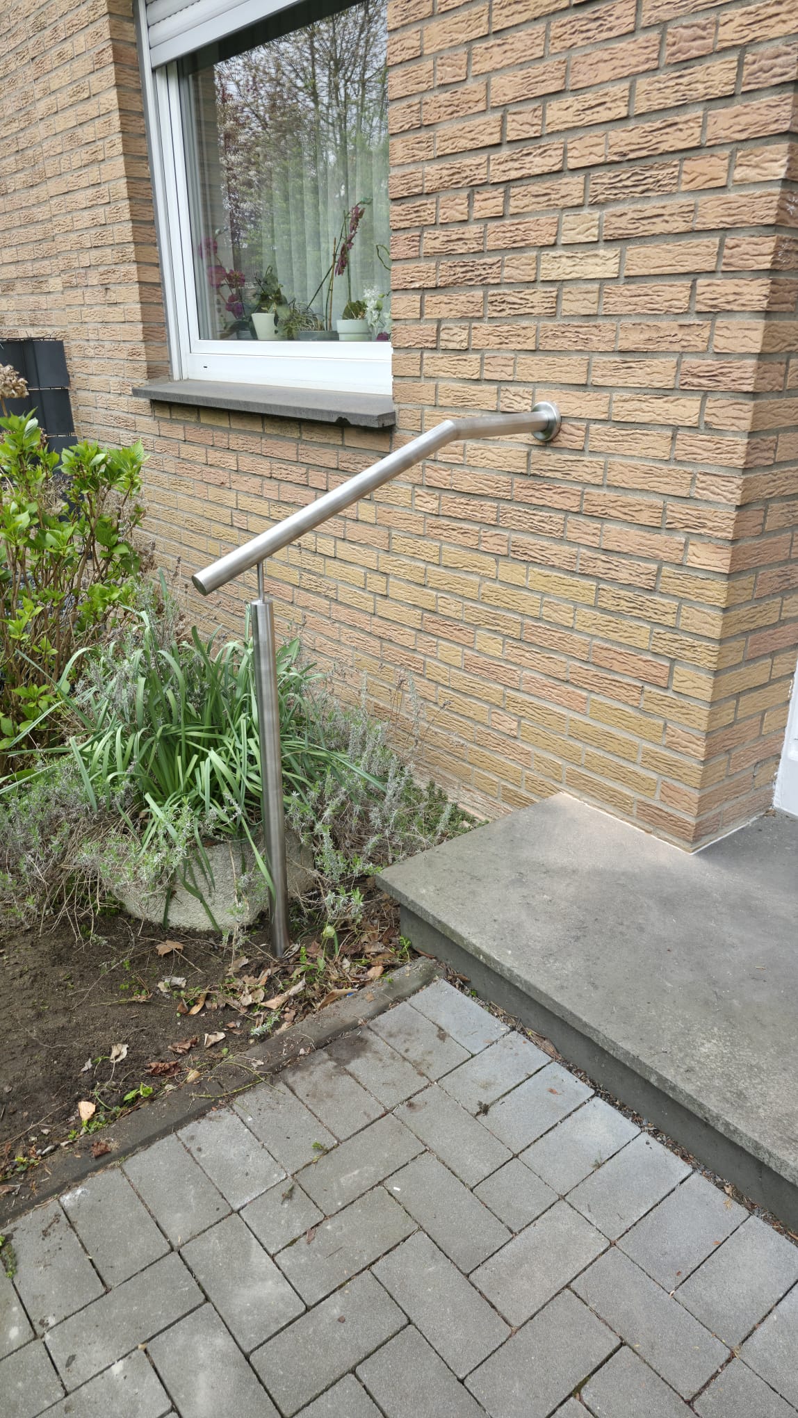 handlauf-vorkopfmontage-hauseingang Edelstahl Geländer Pflegegrad